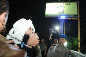 Suasana sepi Senin malam (17/2) di depan Polsek Bekasi Selatan yang terletak di Pekayon, Perumahan Galaxy berubah gaduh. Sekawanan pria berjaket hitam dan b