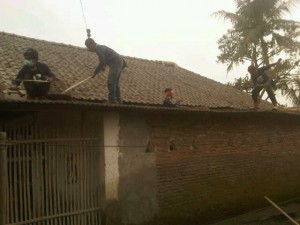 Perbaikan rumah usai letusan gunung Kelud