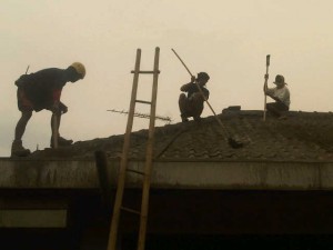Perbaikan rumah usai letusan gunung Kelud