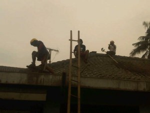 Memperbaiki rumah korban debu vulkanis letusan gunung Kelud