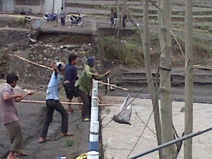 Gotong Royong membuat Jembatan alternatif