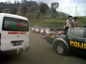 Ambulan Ahlulbait Indonesia Tembus Puncak Kelud