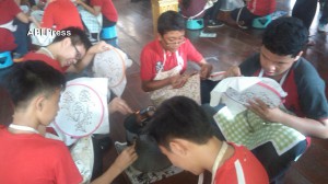 Membatik di Museum Tekstil