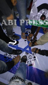 injak bendera israhel bersama-Al-quds-Makassar