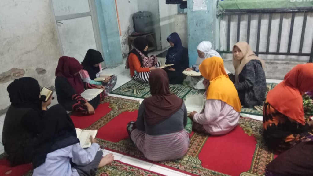 tadarus-al-quran-di-bulan-ramadan-ke-6-pengungsi-sampang (2)