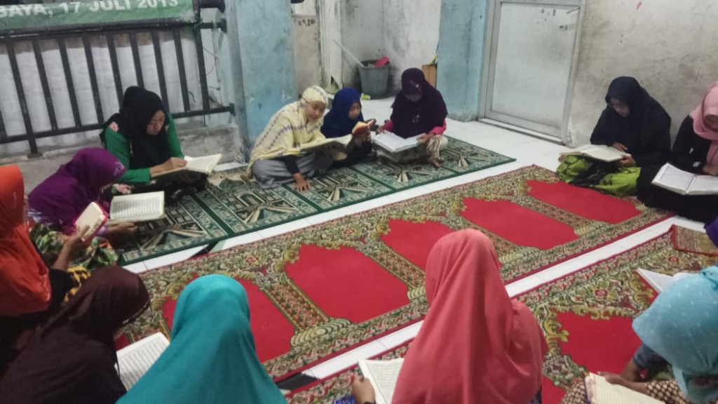 tadarus-al-quran-di-bulan-ramadan-ke-6-pengungsi-sampang (3)