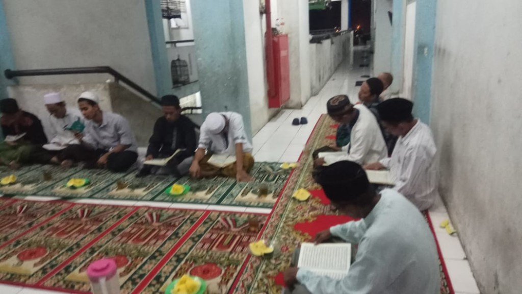 tadarus-al-quran-di-bulan-ramadan-ke-6-pengungsi-sampang (4)