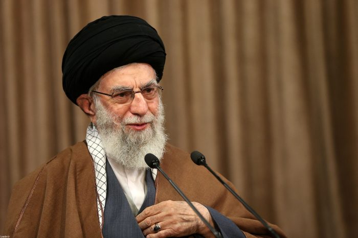 Imam Ali Khamenei: "Hormatilah Kedua Orang Tua"