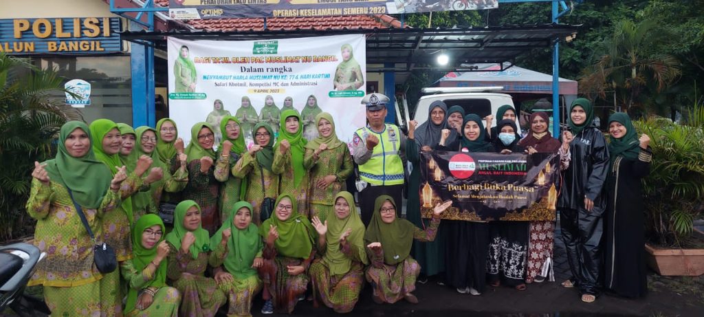 Muslimah ABI dan Muslimah NU Bagi Takjil Bersama