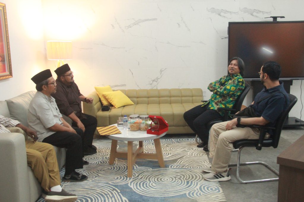 Kunjungi Kampus UIII, ABI Donasikan Kitab Rujukan Mazhab Syiah