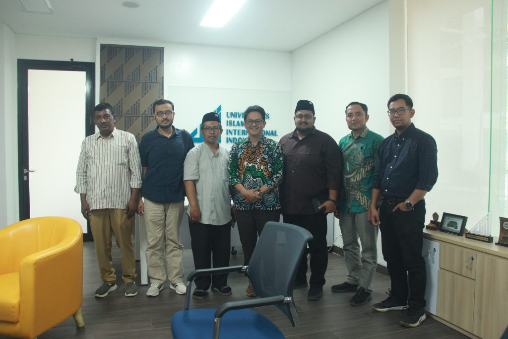 Kunjungi Kampus UIII, ABI Donasikan Kitab Rujukan Mazhab Syiah