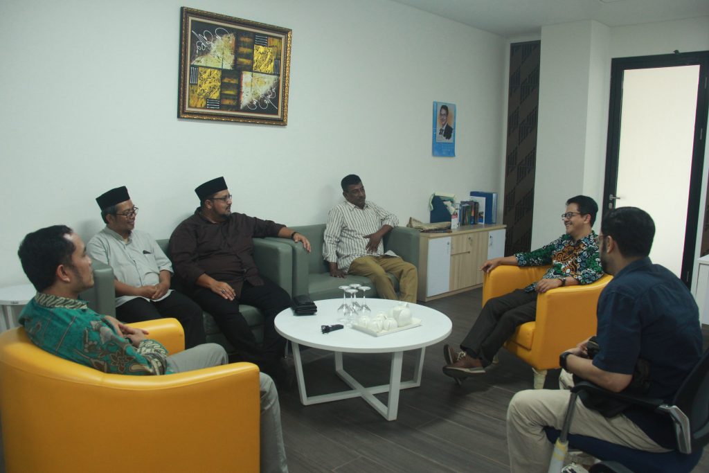 Kunjungi Kampus UIII, ABI Donasikan Kitab Rujukan Mazhab Syiah