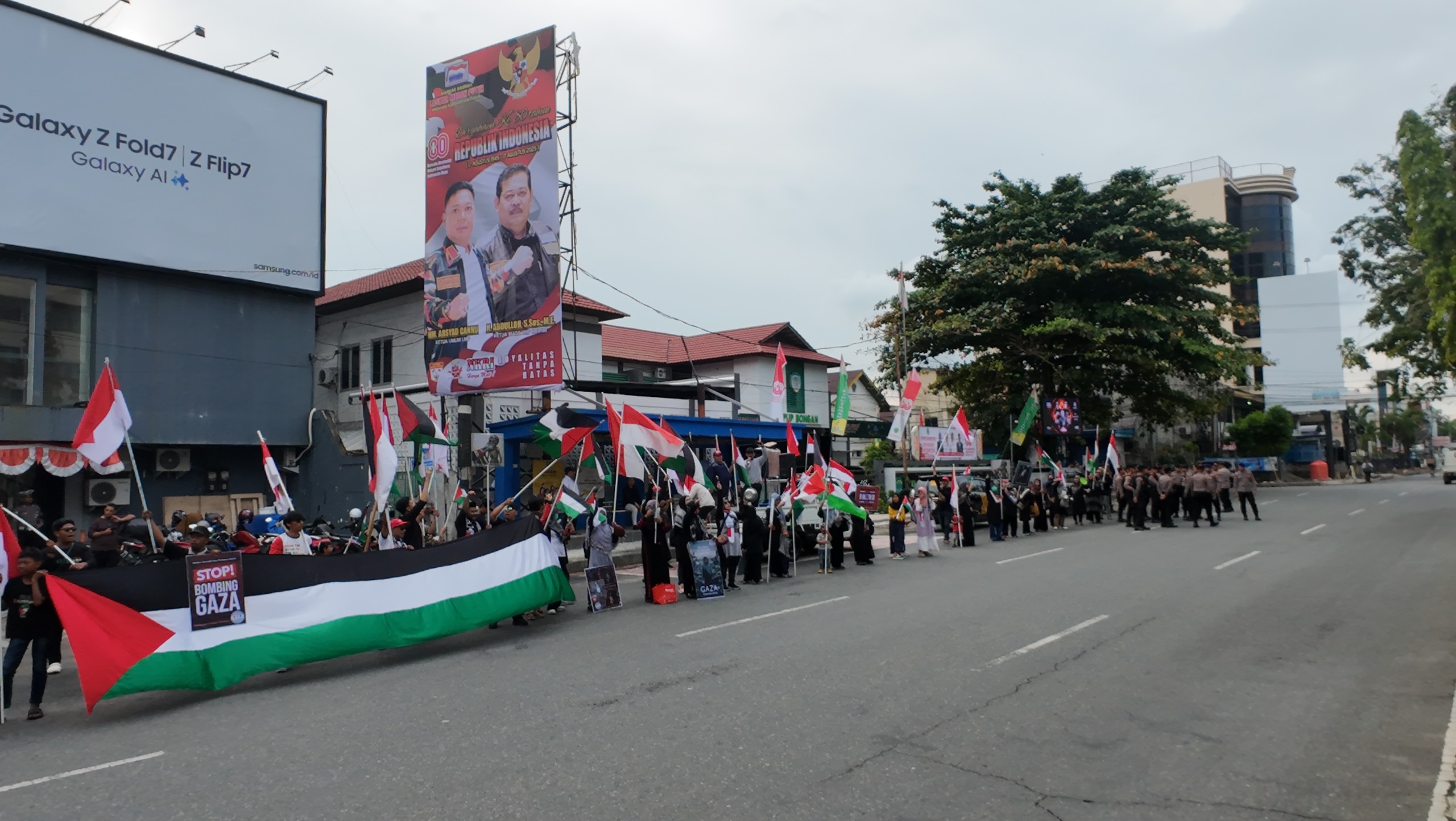 Warga Balikpapan Gelar Longmarch Dukung Palestina, Soroti Krisis Kelaparan dan Genosida