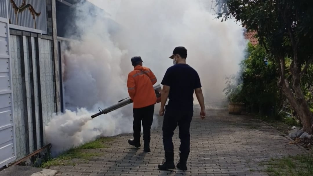 DPD ABI Probolinggo dan Lumajang Kolaborasi Gelar Fogging Gratis Cegah DBD di Desa Pabean