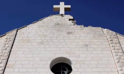 Pemandangan Gereja Keluarga Kudus yang rusak akibat bombardir Israel di Jalur Gaza yang terkepung, menjelang kedatangan umat Kristen Palestina untuk Misa Natal di Kota Gaza, 24 Desember 2025. (Foto: AFP)