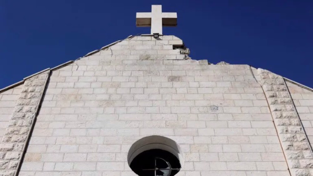 Pemandangan Gereja Keluarga Kudus yang rusak akibat bombardir Israel di Jalur Gaza yang terkepung, menjelang kedatangan umat Kristen Palestina untuk Misa Natal di Kota Gaza, 24 Desember 2025. (Foto: AFP)