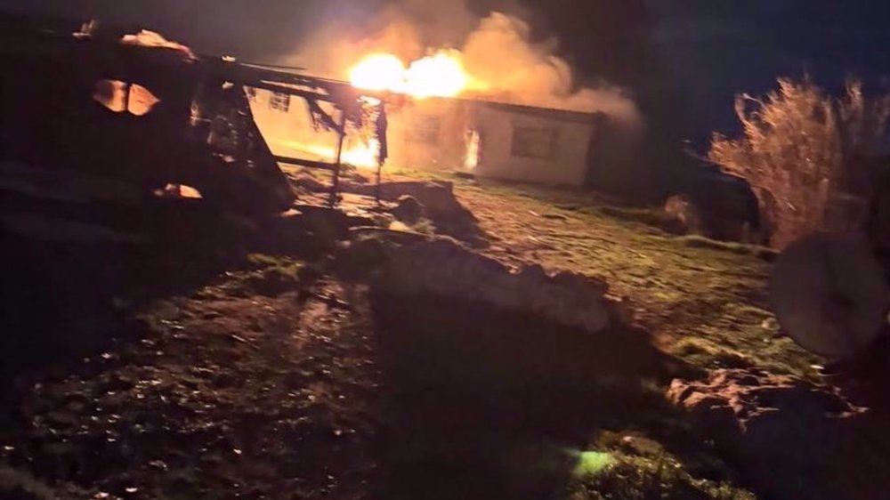 Dampak serangan pemukim Israel terhadap komunitas Badui di Khallet al-Sidra, timur laut Al-Quds, Tepi Barat, pada 17 Januari 2026. (Foto: media sosial)